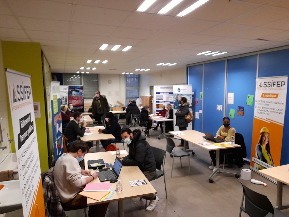 #avecpoleemploi Pari réussi pour cette belle action au cœur du quartier de <a href="/Lille/">LilleMarie</a>  Fives! 213 candidats ont pu rencontrer entreprises et organismes de formation au sein du Centre Social Mosaïque.<a href="/HennacheCaro/">Caroline Hennache</a> <a href="/MSavary_PE/">Murielle Savary</a> <a href="/SeverineDelong/">Delong Severine</a>