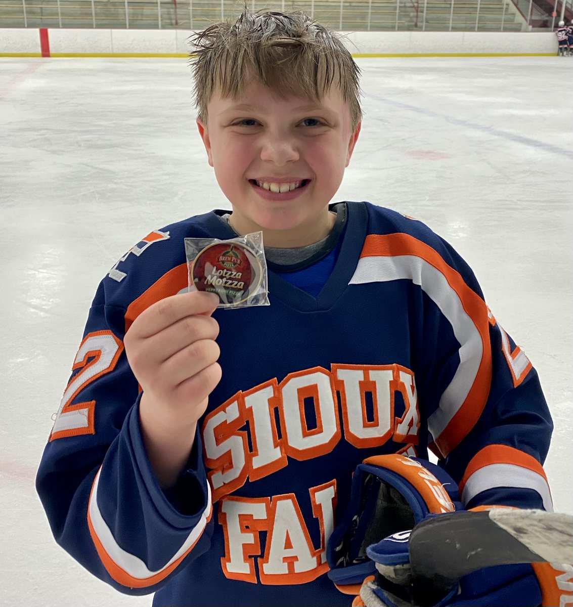YouthHockeyHub's tweet photo. SQUIRTACULAR 2022 
SQB 

Brady McCollister picked up #LotzzaMotzza Player of the Game honors with two goals as Sioux Falls edged Blaine on Friday afternoon 

#TheSquirtacular22
#YHH https://t.co/geScwHDxWp