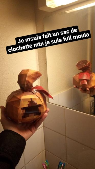 MrSpaceTek's tweet photo. J'espere pas me faire chopper pour contrefaçons de clochettes  (papercraft du model 3D de sac de $$$ d'animal crossing game cube) #papercraft #IndieGameDev https://t.co/LPSYhO5pJM