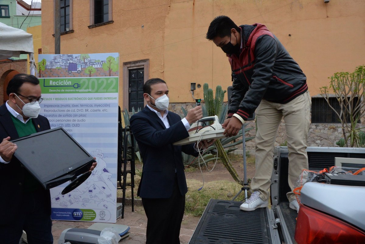 aguagobgente's tweet photo. Recuerda que tienes hasta el 23 de enero para participar en el #Reciclón2022 que organizamos con @GuanajuatoGob.
El día de hoy autoridades participaron en la recolección de equipos.📺⌨️📱♻️
Te esperamos en Auditorio Yerbabuena y Plaza Hidalgo de 10 am a 6 pm #GTOSustentable https://t.co/NIQT846aaN