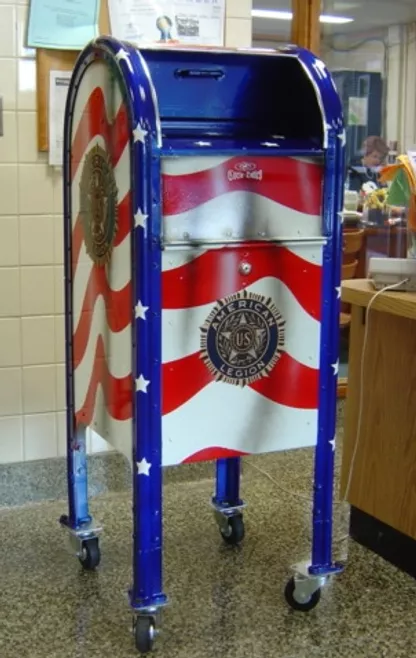 🇺🇸 Last chance for your flags! 🇺🇸
A flag retirement box from <a href="/LegionPost1244/">American Legion Greenlawn Post1244</a> is available at Chestnut Hill until 2/1 to drop off your old American flags. Next month, the box will move to Melville before circulating through all Huntington libraries: nenpl.org/media/document…