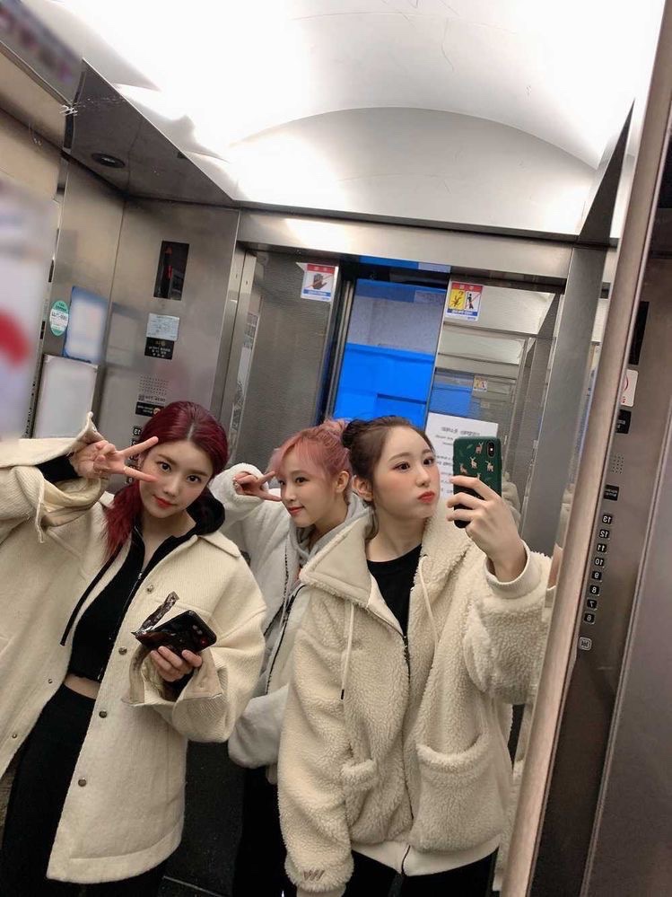 hourlyeunbi's tweet photo. #EUNBI #권은비 

with @hourchaeyeon @chaeyeonhourly @hourlyenaa @cynhourly @yenashourIy <3 https://t.co/rx4f9WSSni