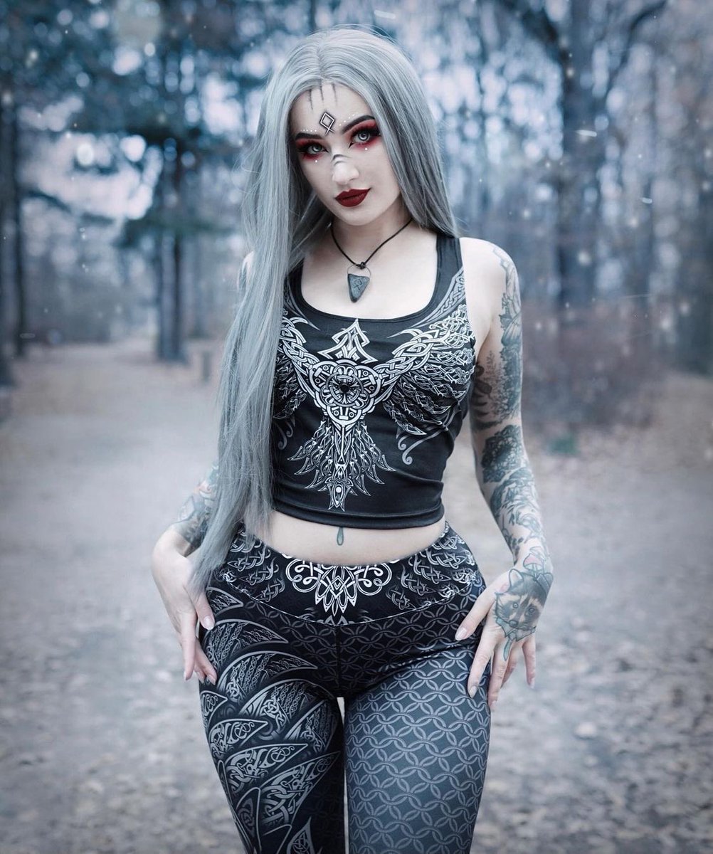 RelentlessVenom's tweet image. ☾ Desolate and dying lands. Barren ground, covered with snow. There forever I am, where cold winds blow ☾