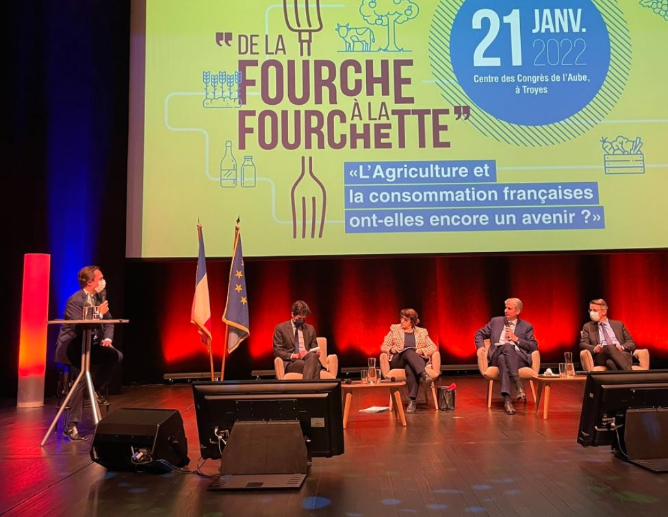 Suite de la table ronde « De la Fourche à la Fourchette » de <a href="/GBessonMoreau/">Gregory Besson-Moreau</a> ☝️
Emmanuel Besnier, Président de #Lactalis : « Assurer la création de valeur pour l’ensemble de la #filièrelaitière 🇫🇷 est plus que jamais un enjeu majeur pour cette année 2022. » #territoires #EGalim2