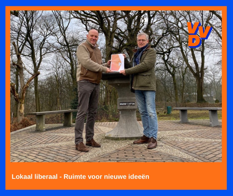 VVDDinkelland's tweet photo. Deze week overhandigde @vvd Noordoost Twente bestuurder @lzwanenburg het verkiezingsprogramma en de kandidatenlijst aan lijsttrekker @BennoBrand. Lokaal liberaal - Ruimte voor nieuwe ideeën. https://t.co/7cUh040Rbs