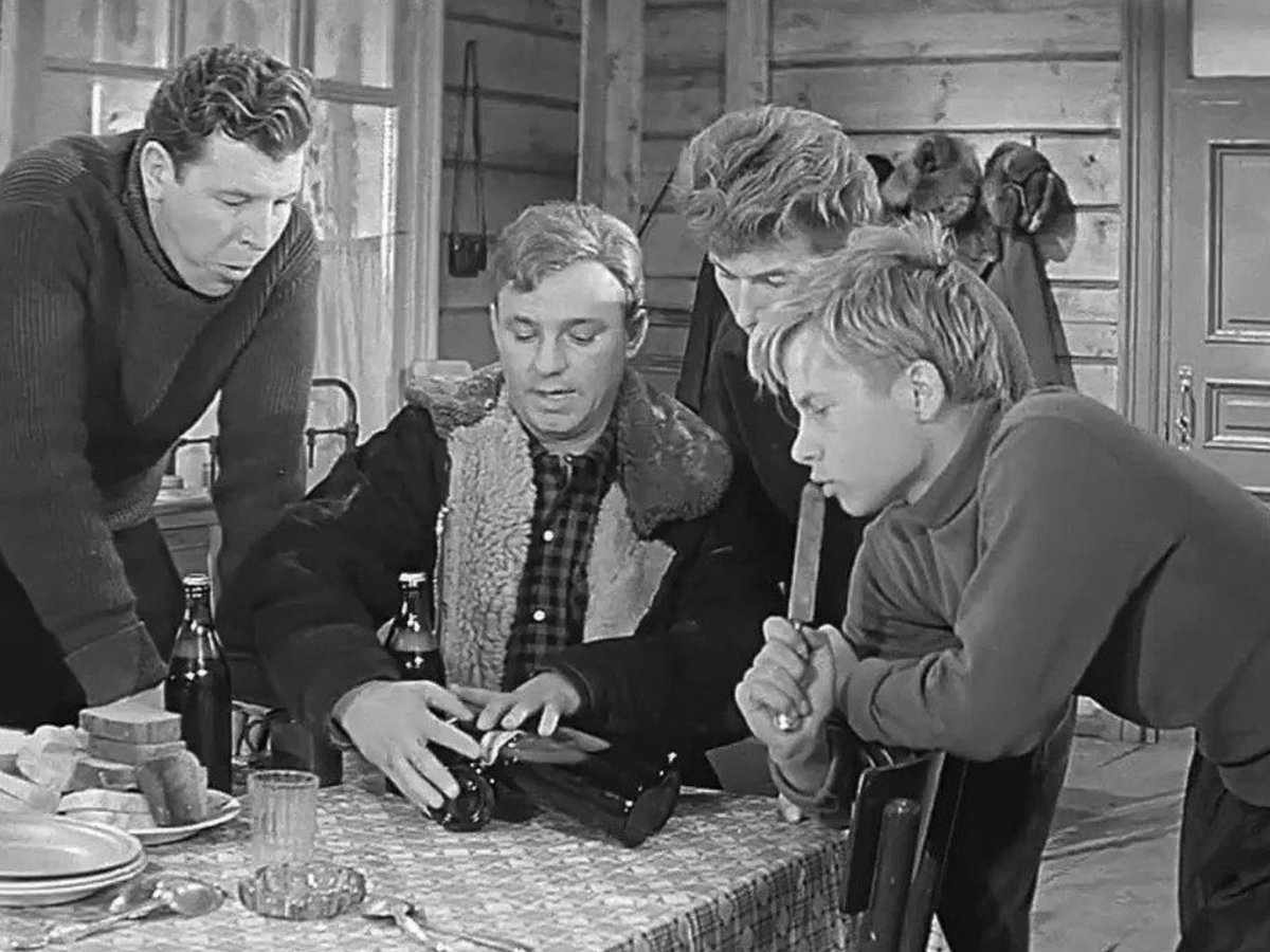 Смотрю советские фильмы. Во всех - главный и самый уважаемый персонаж - рабочий человек! Прославляли все профессии: шахтёра, станочника, сварщика… Не забывали о докторах, инженерах, учителях… А сейчас? Где фильмы об этих людях, где? А потом удивляемся, что у нас все тик-токеры.