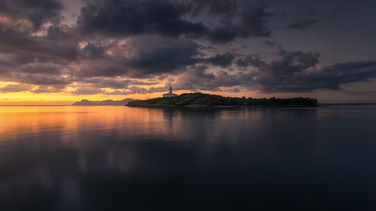 No es lo que ves, es lo que sientes, el momento, el lugar! 
Enjoy 😎
#hacerfotos  #Longexposure #landscapephotography #viajes  #NFTCommunity #NaturePhotography #nature #NFTPhotographer #Travel #Mallorca #Spain #sunsetphotography