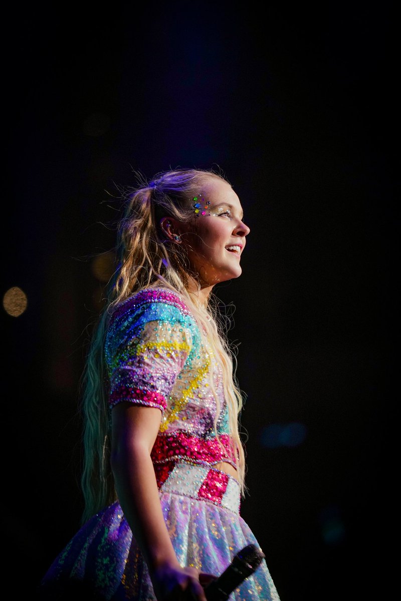 Being on tour again means the world to me 🌏💞 I absolutely LOVE to perform. Thank you, Fresno, for allowing me to perform for you last night and for being such a great audience 🤩🎉🎵🎤