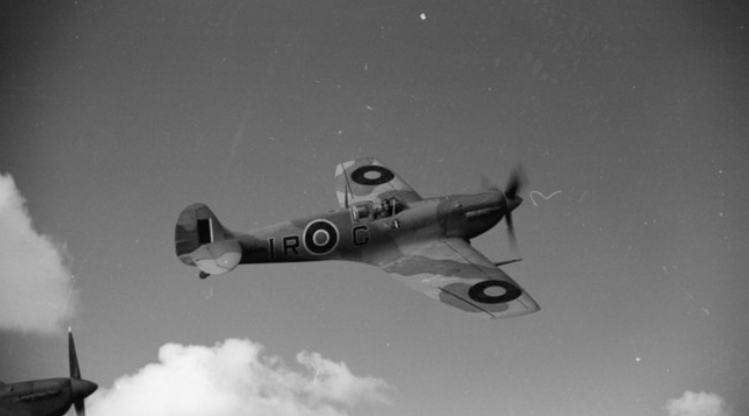 ron_eisele's tweet photo. April 1943. Spitfire LF Mark VB, AB502 IR-G of Wing Commander I R "Widge" Gleed, 244 Wing Leader based at Bu Grara, Tunisia, in flight off Djerba Island. The aircraft fitted with an Aboukir air filter and has clipped wings to assist low-level performance. https://t.co/oF5EO0TnuT