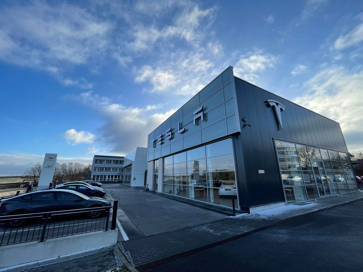 _tho_'s tweet photo. Mein erster Besuch im #Tesla Service Center in #Dresden. Ein wichtiger Standort für die Region Mitteleutschland und ein wichtiger Schritt von Tesla den Service für Kunden in der Region zu optimieren. #sachsen #evalley https://t.co/ayieJjyLU9