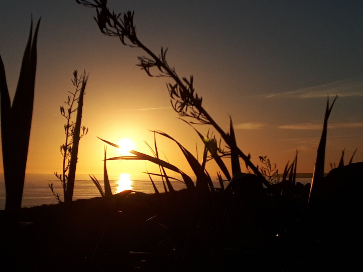 IronAgeKernow's tweet photo. Sun setting this afternoon  over Praa Sands... #FridayFeeling @cornwallimage @beauty_cornwall @Cornwall_Coast https://t.co/KfL0a0q6lK