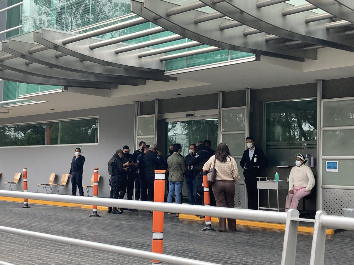 Notisistema's tweet photo. Hace unos momentos fue atacado a balazos el abogado Juan Soltero Meza, representante legal del actual regidor de Guadalajara @DrCarlosLomeli. Fue llevado a un hospital particular con un impacto de bala en la cabeza. https://t.co/5mbIicEvgT