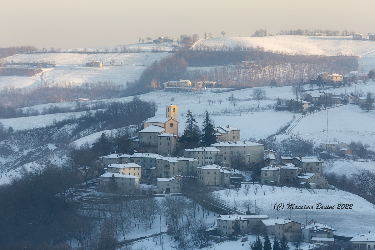 boninimassimo's tweet photo. #montecorone di #zocca, prime luci e prima nevicata del 2022 https://t.co/0l02en8vVJ
