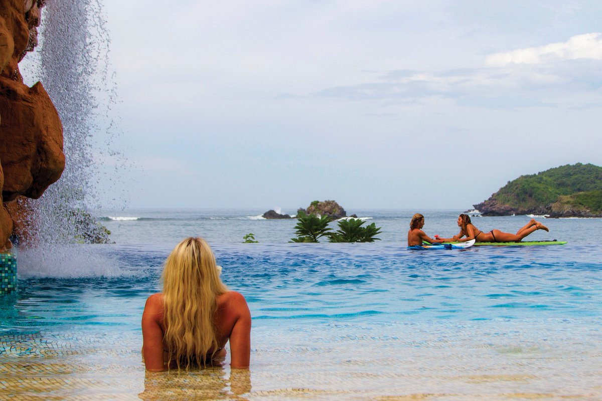 #AzulixtapaGrand majestuoso resort de lujo y eco-ambiental, ofrece espectaculares vistas panorámicas, ideal para disfrutar de las bellezas naturales de #Ixtapa. ¡Te esperamos! ☀🏝 #safetravels