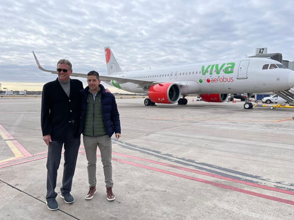VivaAerobus's tweet photo. ¡Hola @Spurs! 👋🏀😉 Con mucha emoción el día de hoy celebramos nuestro partnership con los Spurs de San Antonio en compañía de nuestro CEO @JCZuazua, CEO de Spurs Sports &amp; Entertainment, RC Buford y @SATairport. Go Spurs Go! 💪 #VivaSpurs https://t.co/FciHN9Xfvb