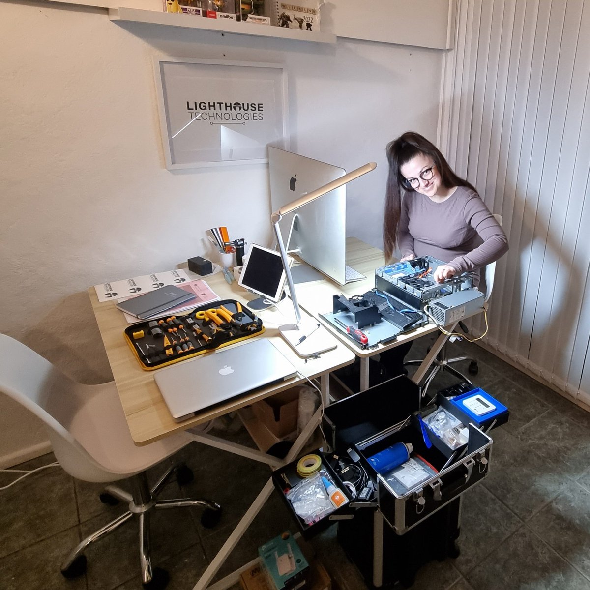 LighthouseTech_'s tweet image. Here is an inside peak of the Business Manager &amp;amp; bump getting some lessons in hardware. 

It’s been all about hardware this week; PC upgrades,  replacing batteries, power supplies &amp;amp; a Macbook power socket.

Tomorrow, we&apos;re off to investigate Wi-Fi &amp;amp; Smart TV connectivity issues.