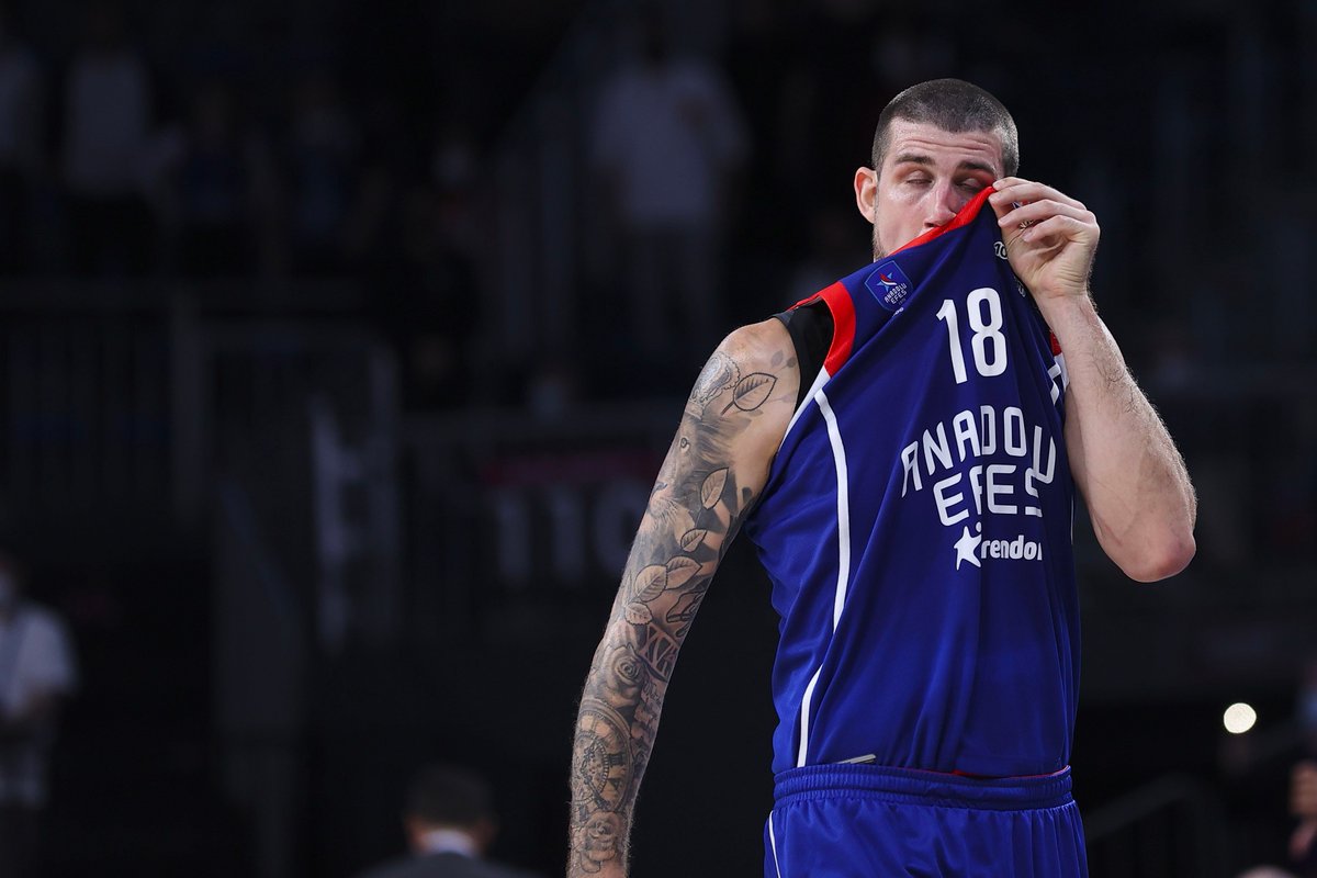 dodekabasket's tweet photo. Görev adamı. #AdrienMoerman https://t.co/YgTaplAg8N