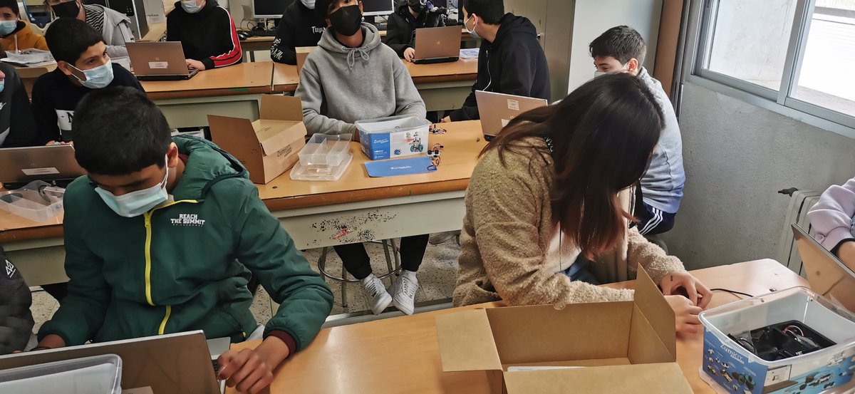 <a href="/RetoTech/">RetoTech</a> <a href="/FundacionEndesa/">Fundación Endesa</a> Al <a href="/ponsdicart/">Ins Pons d'Icart</a> l'alumnat de 🤖 de 2n ESO ha acabat les pràctiques de robòtica amb <a href="/bitbloq/">Bitbloq</a>. Ara començarem a introduir Appinventor #Retotech #Robotics