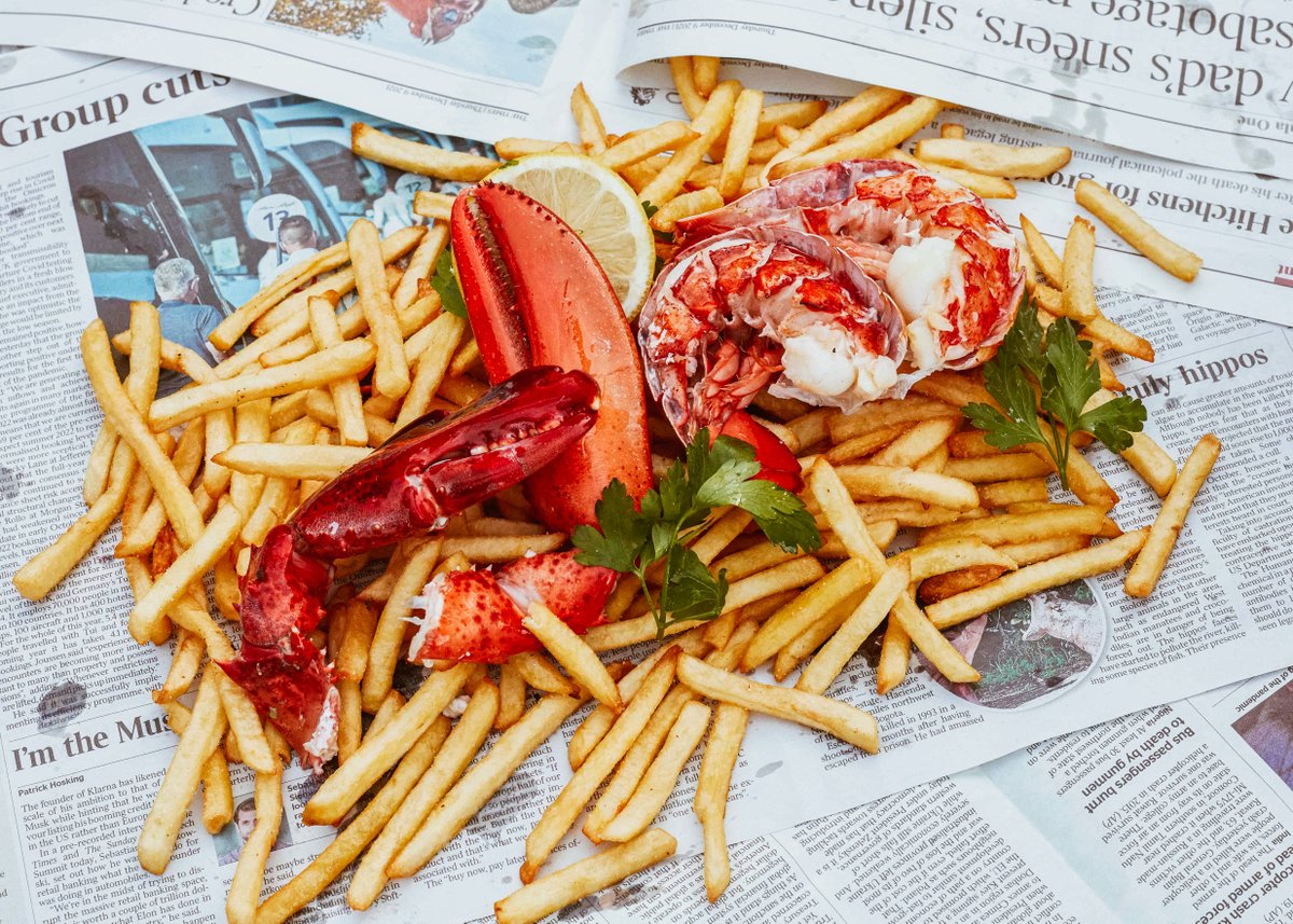 Fish n’ chip supper 🎣✨
.
…with a tastebud tingling twist. Luscious lobster and fresh fries make for a fantastic Friday night feast. 
.
#hillsidehangouts #seafoodeatit #fishnchips