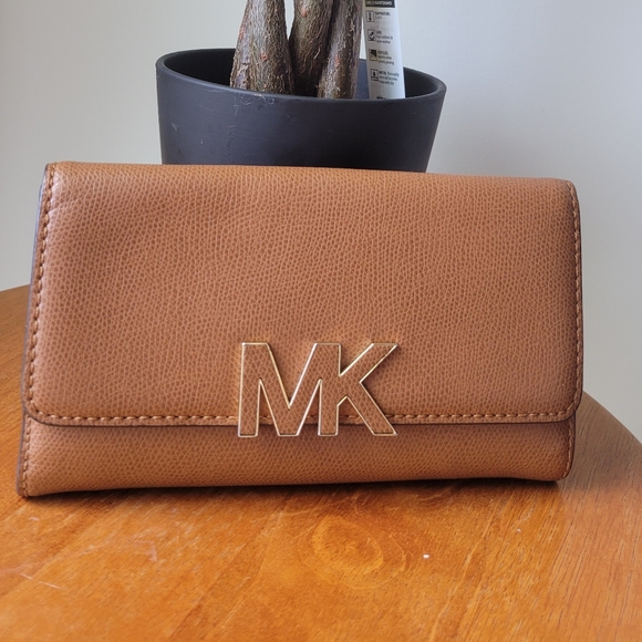 So good I had to share! Check out all the items I'm loving on <a href="/Poshmarkapp/">Poshmark</a> #poshmark #fashion #style #shopmycloset #vintage #adidas #michaelkors: posh.mk/2xsHugnq0mb