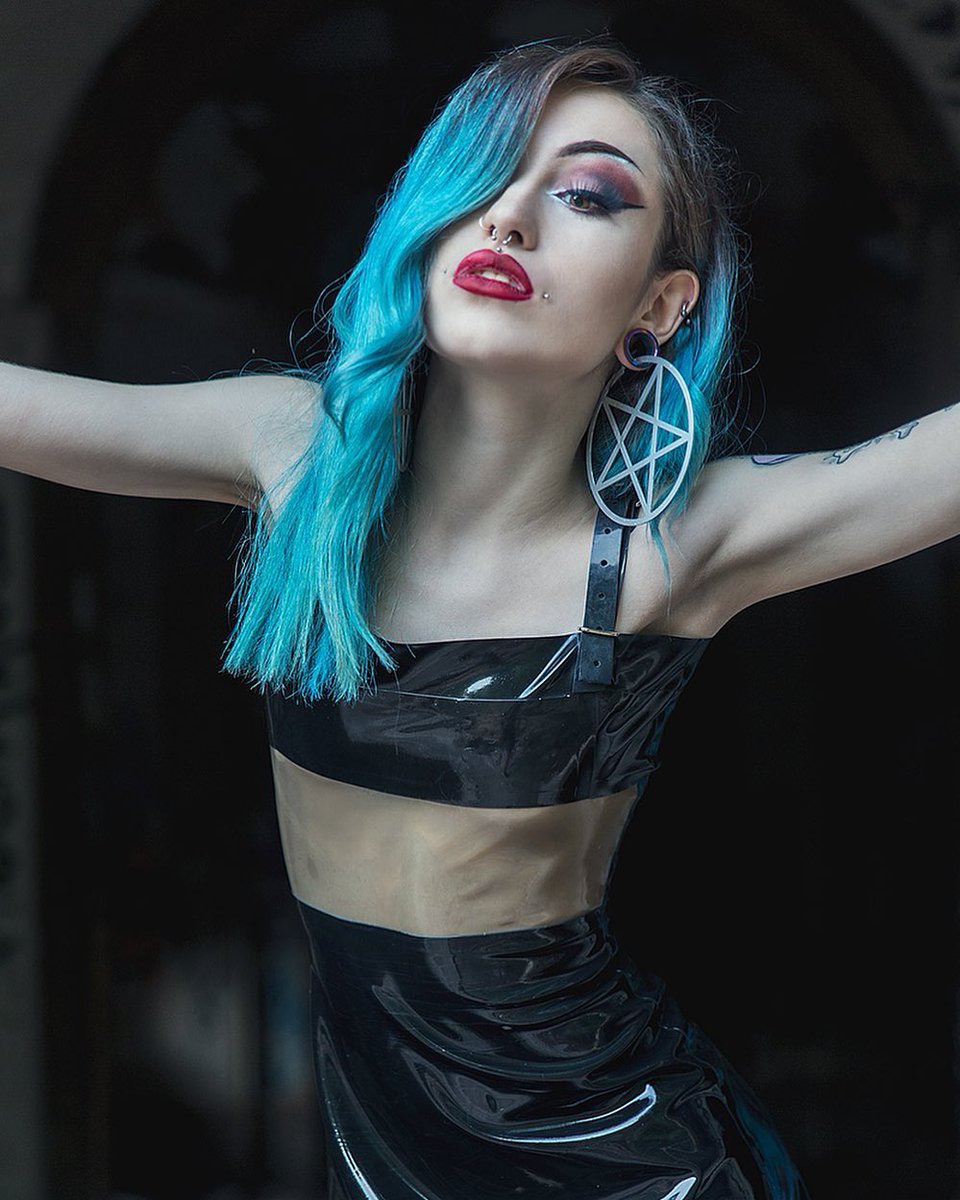LeaveMeInHell_x's tweet photo. “Oh darling….back off..”

Raven 
Your worst nightmare
Bisexual 
Poly
One step away from ending your life
Not the person in the photos
Like/RT for me https://t.co/JEkeWma0SN