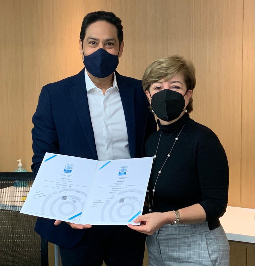 pintuco_oficial's tweet photo. En nuestras instalaciones en Medellín, Adriana Alonso, Directora Regional del @ICONTEC nos hizo la entrega de la certificación Sello de Sostenibilidad en su máxima categoría: Excelencia.  👏👏👏 https://t.co/OmqTy0PIF3