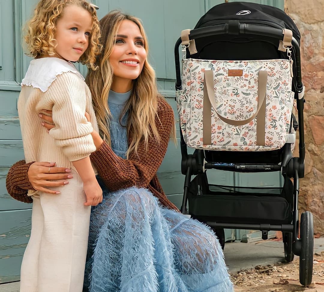 LaModaConRosana's tweet photo. Foto promocional de "Sweet
Garden", la nueva colección de
@RosannaZanetti inspirada en la
maternidad para #BeTribeBags.
https://t.co/fsZUNDLwP9 https://t.co/CilLr92vlY