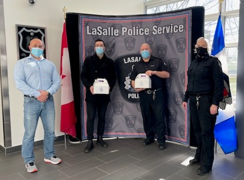 AssumptionH's tweet photo. Assumption's culinary class made cookies to thank our First Responders for their continuous hard work &amp; for always putting others before themselves. Cookies, and thank you cards were delivered  @WindsorPolice @WindsorFire1 @LasallefireON  &amp; doctors offices.  @WECDSB https://t.co/2rkf52UGPn