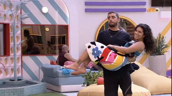 riiquewho's tweet photo. o pedro scooby sequestrando a maria pra ela cantar poesia acústica pra ele #BBB22 https://t.co/vQiV73YAx9
