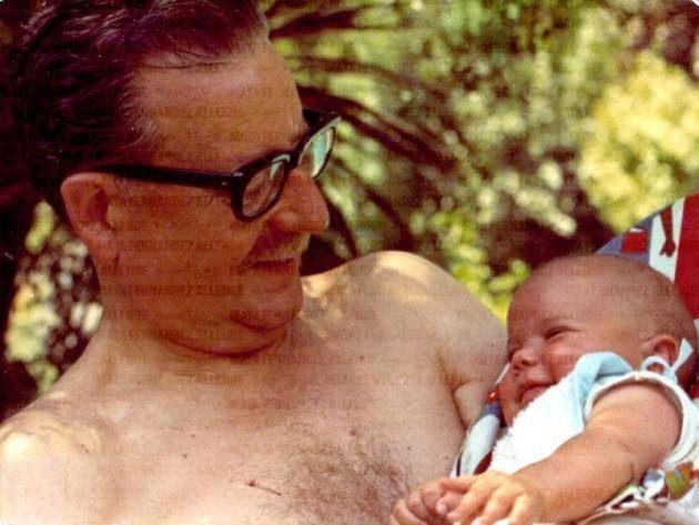 PERIODlSTAPERON's tweet photo. La futura ministra de Defensa de Chile, Maya Fernández Allende, junto a su abuelo, Salvador Allende https://t.co/B3xR0x3SZO