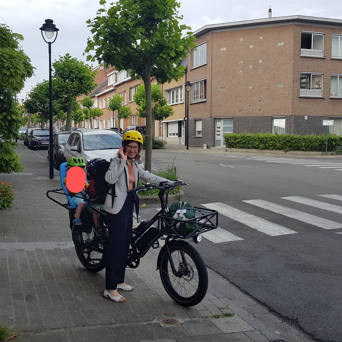 ElisainBrussels's tweet image. After few years, I got a long-tail to be able to bring the kids to school, do some groceries etc. 
My husband calls my #radwagon4 #thetank (it is quite sturdy) but he says "you can scare the cars away with that thing". 
This👇 is how I look (in summer ☀️)