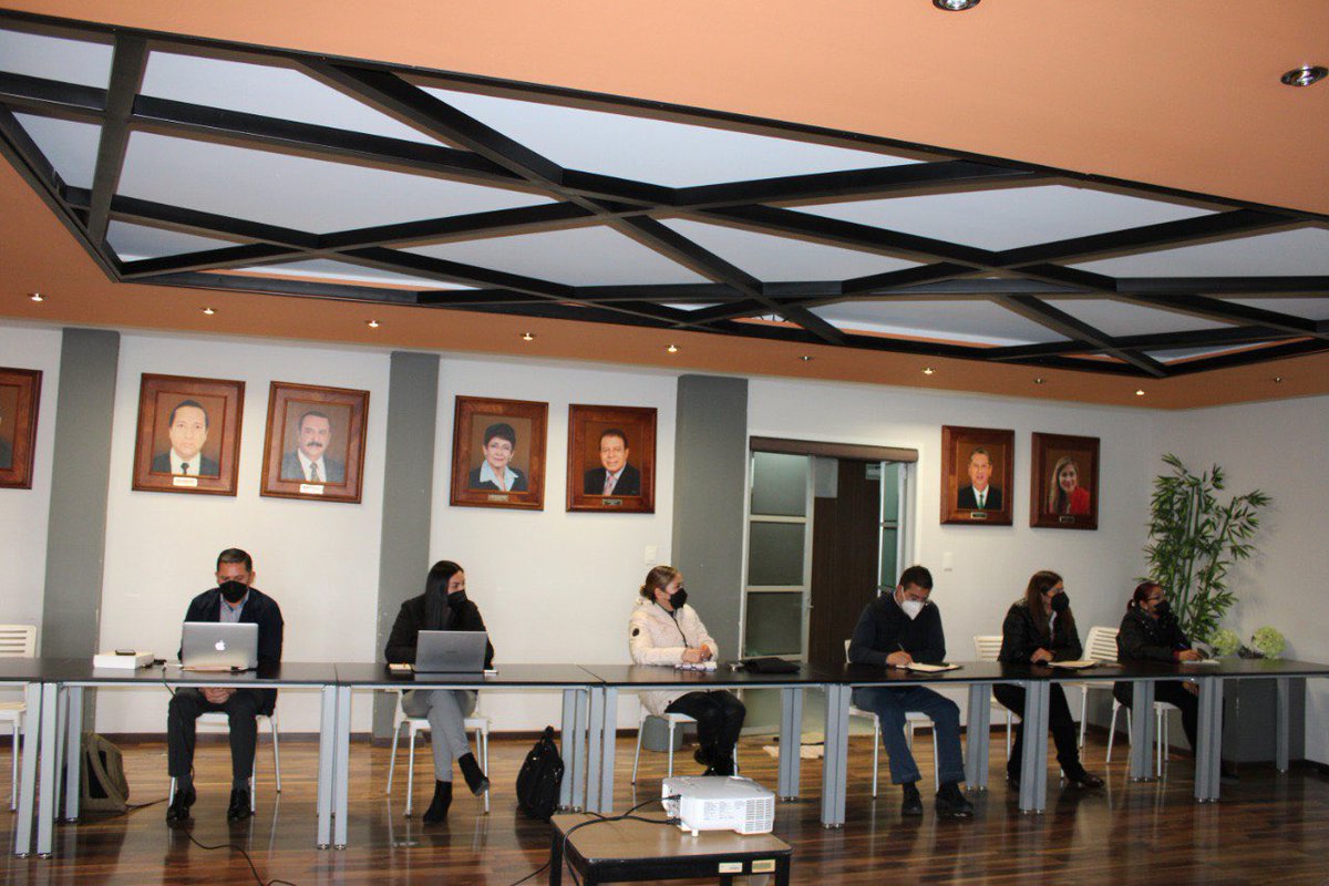 SEPHidalgo's tweet photo. El secretario @atilanorp encabezó reunión de coordinación para atender disposiciones normativas en la operación de los programas sociales encaminados al sector educativo. Estuvieron presentes @AngelicaBravoC y @Juan_Ramro, así como personal de los diferentes niveles educativos. https://t.co/GsdZ0SBhpI