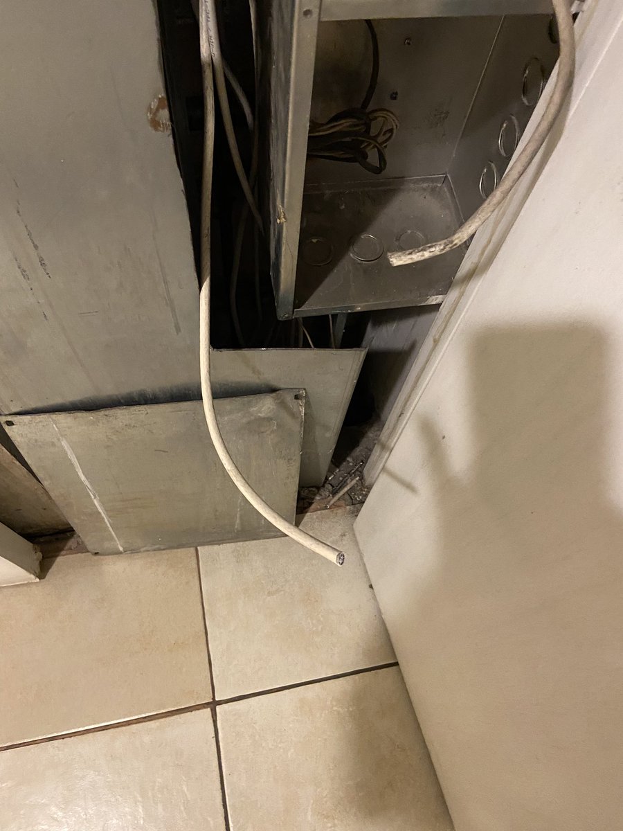 armijoa's tweet photo. Muchas gracias tecnico de @entel que viniste a instalar fibra a mi vecino y me cortaste mi servicio de @VTRsoporte, yo creo que hay otras formas de competir si afectar a los demás 😡😡😡😡 https://t.co/e8wLO7QuG7
