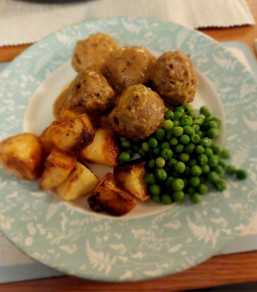 TrooperSnooks's tweet photo. Day 21 of #EatSuffolk. Red Poll beef (@TbWatkin) and @BlythburghPork meatballs in a Mustard and cream sauce. Roast maris piper spuds (Lincs) and peas (Norfolk). Excellent https://t.co/Vqj6sKMPDw