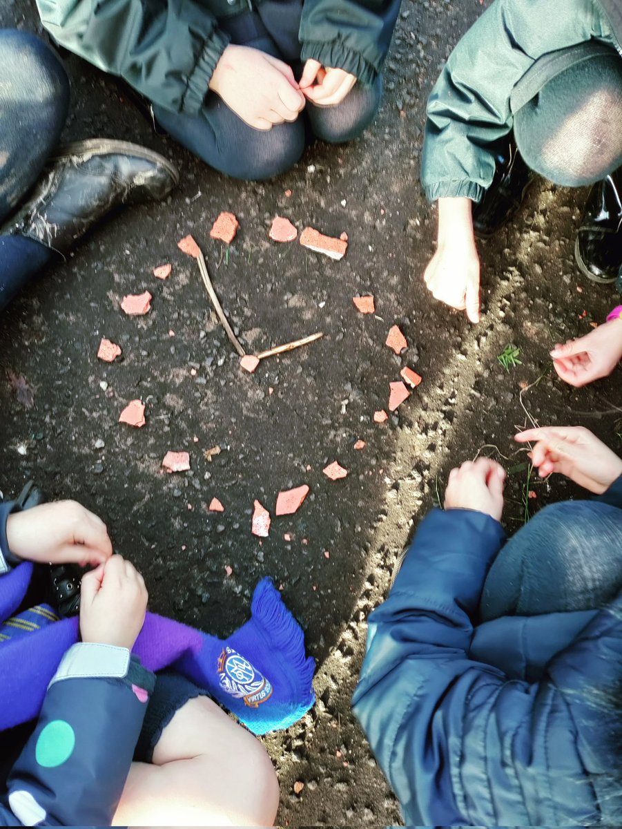 OLM_Primary's tweet image. Primary 3a used natural materials to create their own clocks during today&apos;s outdoor learning! #numeracyacrosslearning #outdoorlearning #numeracy