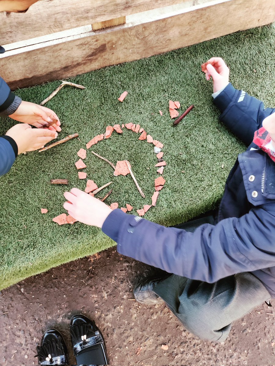 OLM_Primary's tweet image. Primary 3a used natural materials to create their own clocks during today&apos;s outdoor learning! #numeracyacrosslearning #outdoorlearning #numeracy