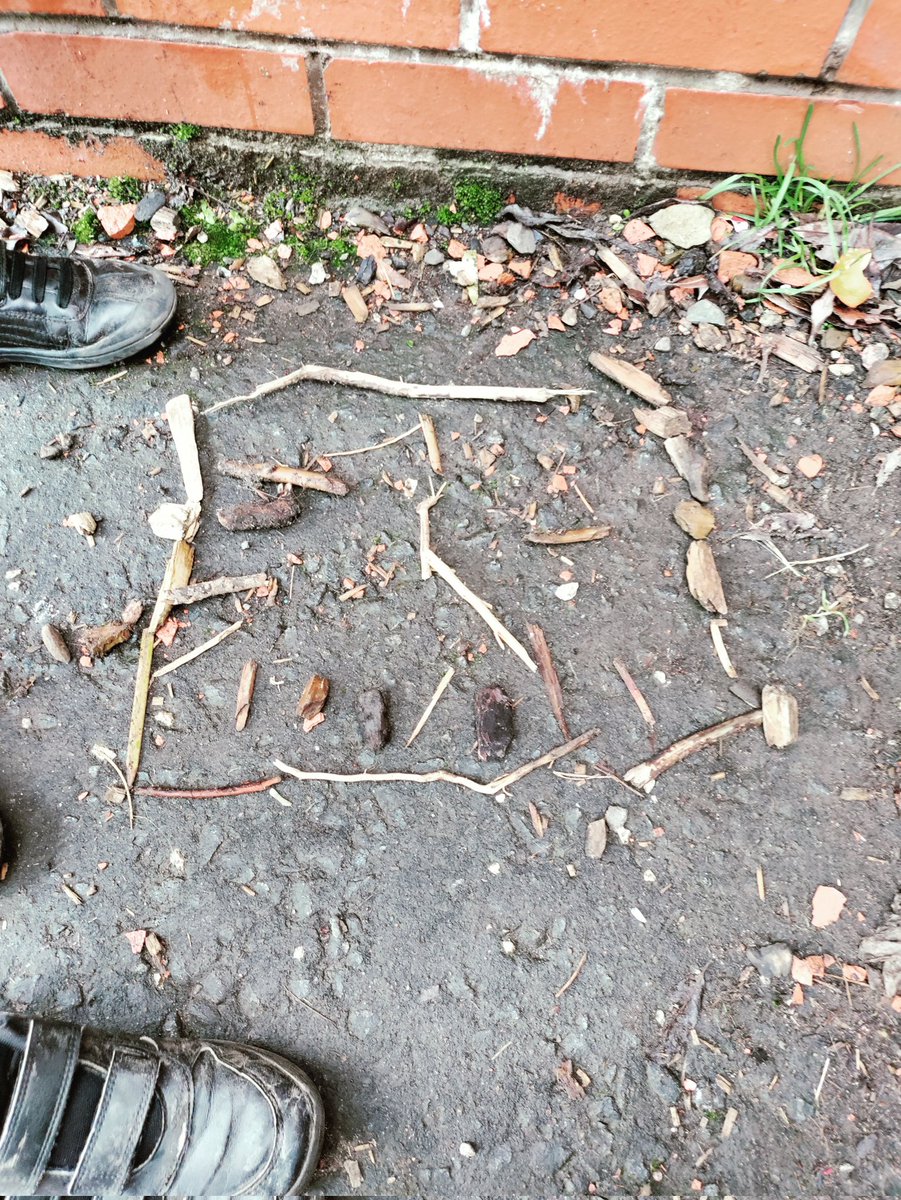 OLM_Primary's tweet image. Primary 3a used natural materials to create their own clocks during today&apos;s outdoor learning! #numeracyacrosslearning #outdoorlearning #numeracy