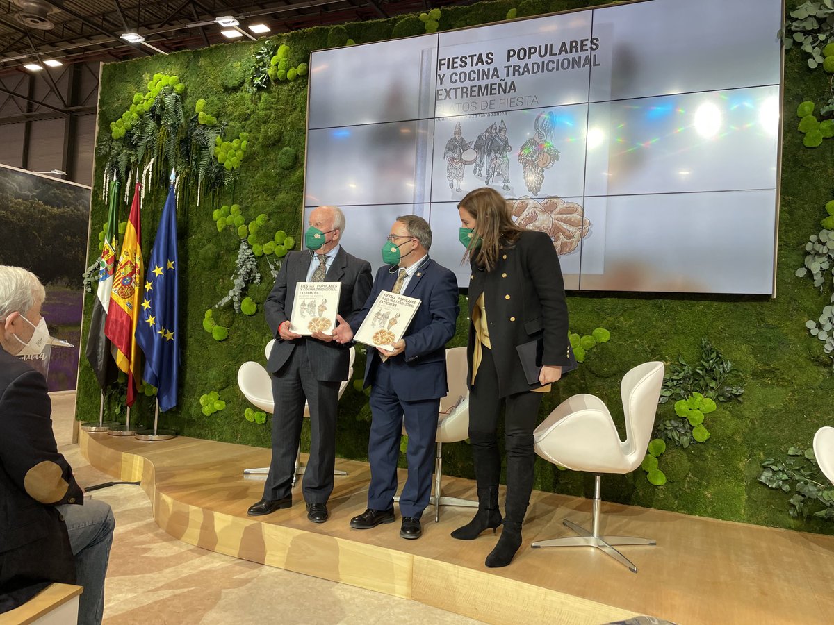 Antes de terminar 3 días intensos en ⁦<a href="/fitur_madrid/">FITUR</a>⁩ fue un placer acompañar a <a href="/JuanPedroPlaza2/">Juan Pedro Plaza</a> en la presentación del libro “Fiestas Populares y Cocina Tradicional Extremeña” editado por ⁦<a href="/c2oComunicacion/">c2oComunicacion</a>⁩ #gastronomía #cultura #turismo #Extremadura