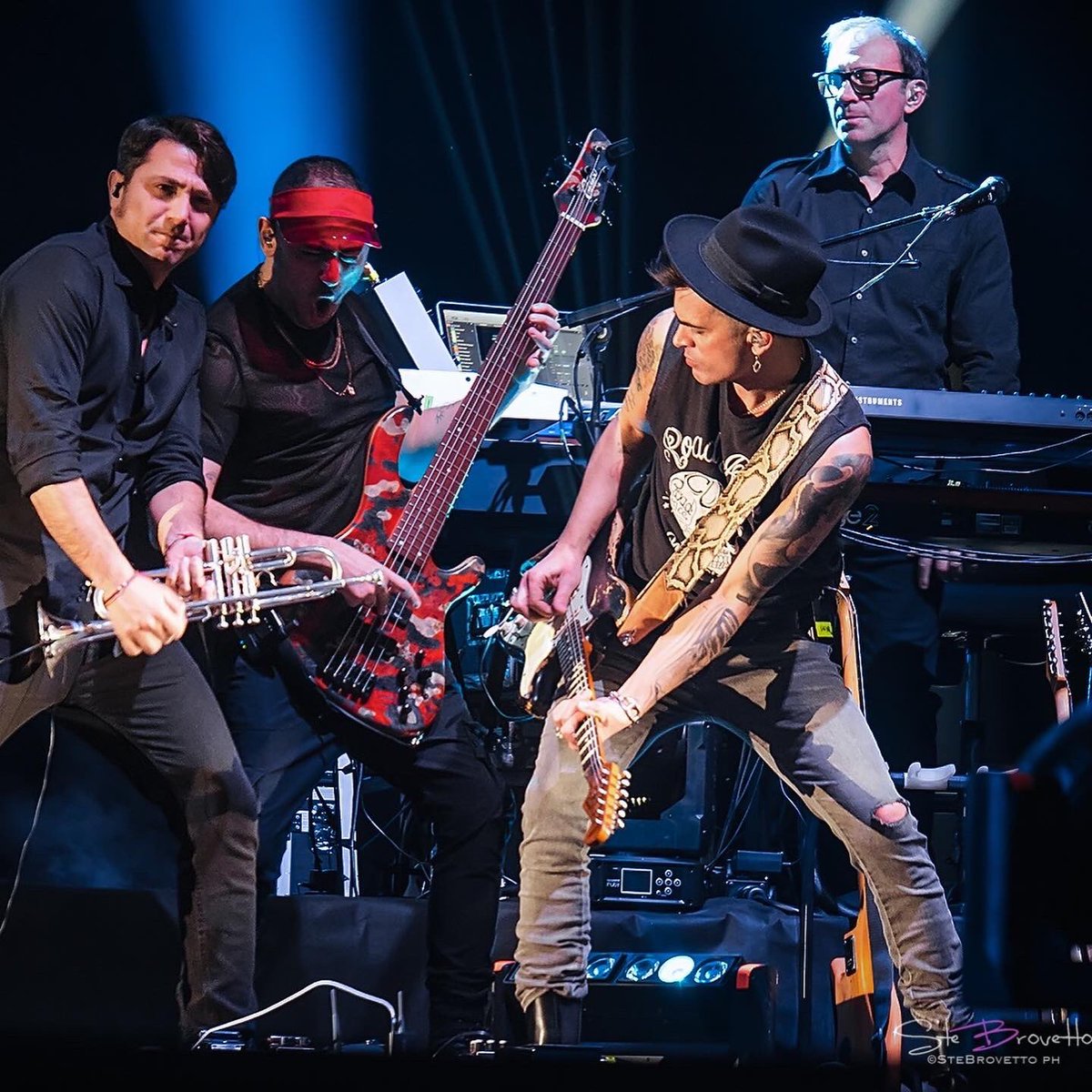 cafieromusic's tweet photo. Brothers in Milan. 🎶💣🎶
Next:
🔥🎸🔥
7/2 - Teatro Creberg – BG 
10/2 - Pala Invent – JESOLO – VE 
13/2 - Teatro Colosseo – TO 
14/2 - Teatro Colosseo-TO
18/2 - Teatro Verdi – MONTECATINI - PT 
19/2 –Teatro Carisport – CESENA
24/2 - teatro Verdi-FI 
25/2 -Palais-Saint Vincent https://t.co/GzCiSNU5uG