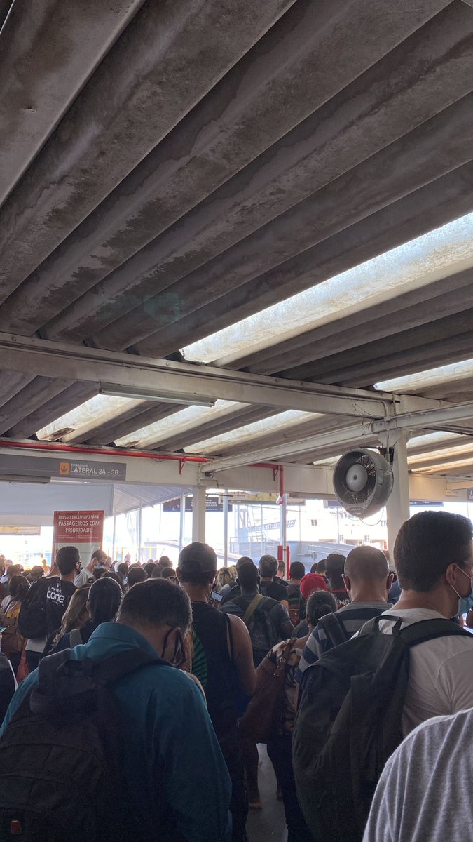 simonethorp's tweet photo. @CCRBarcas será que esses horários estão sendo ajustados de forma correta por conta da pandemia, isolamento social e outras normas de segurança? Barca de hora em hora hoje? Aglomeração? @bandnewsfmrio https://t.co/qhp9P3PFr5