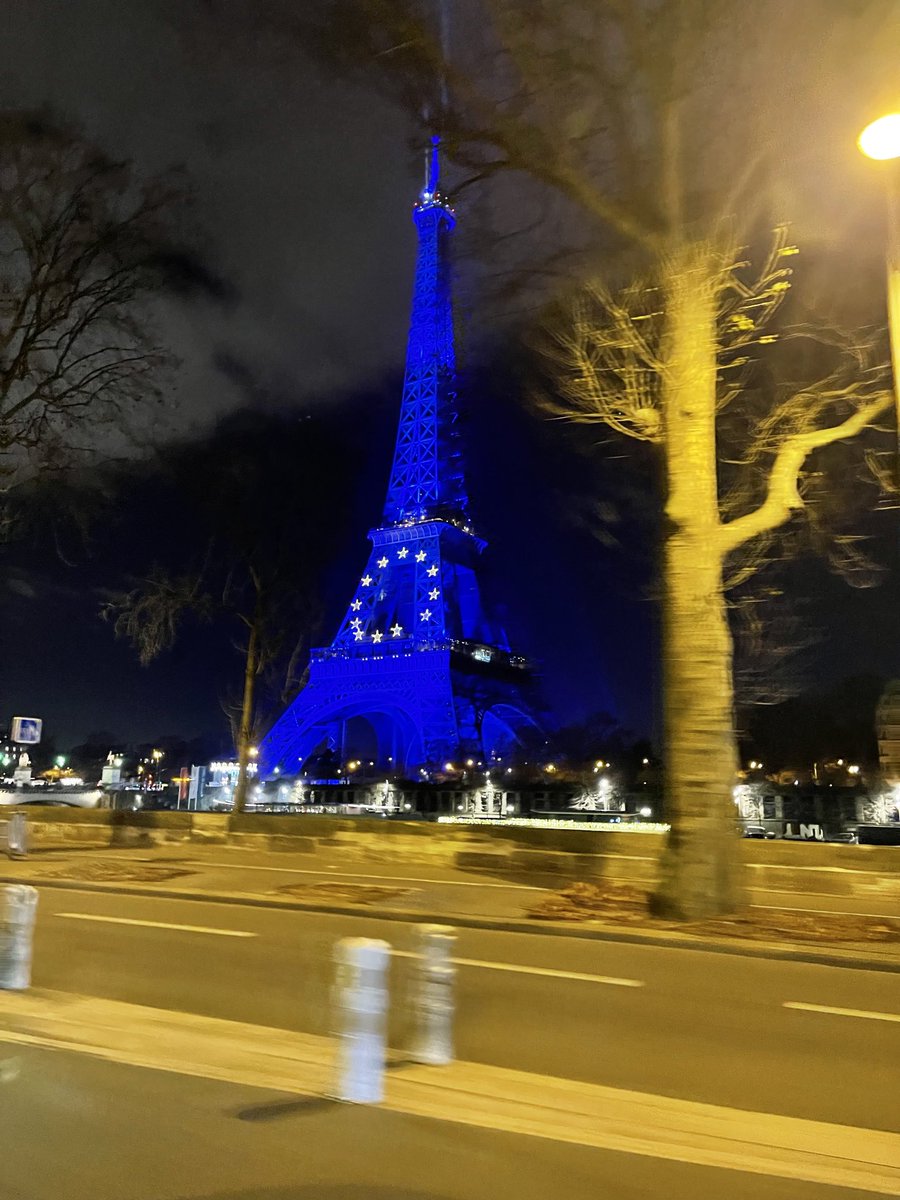 dupontaignan's tweet photo. La Tour Eiffel défigurée au service de la propagande ! https://t.co/Tr42MHKI3F