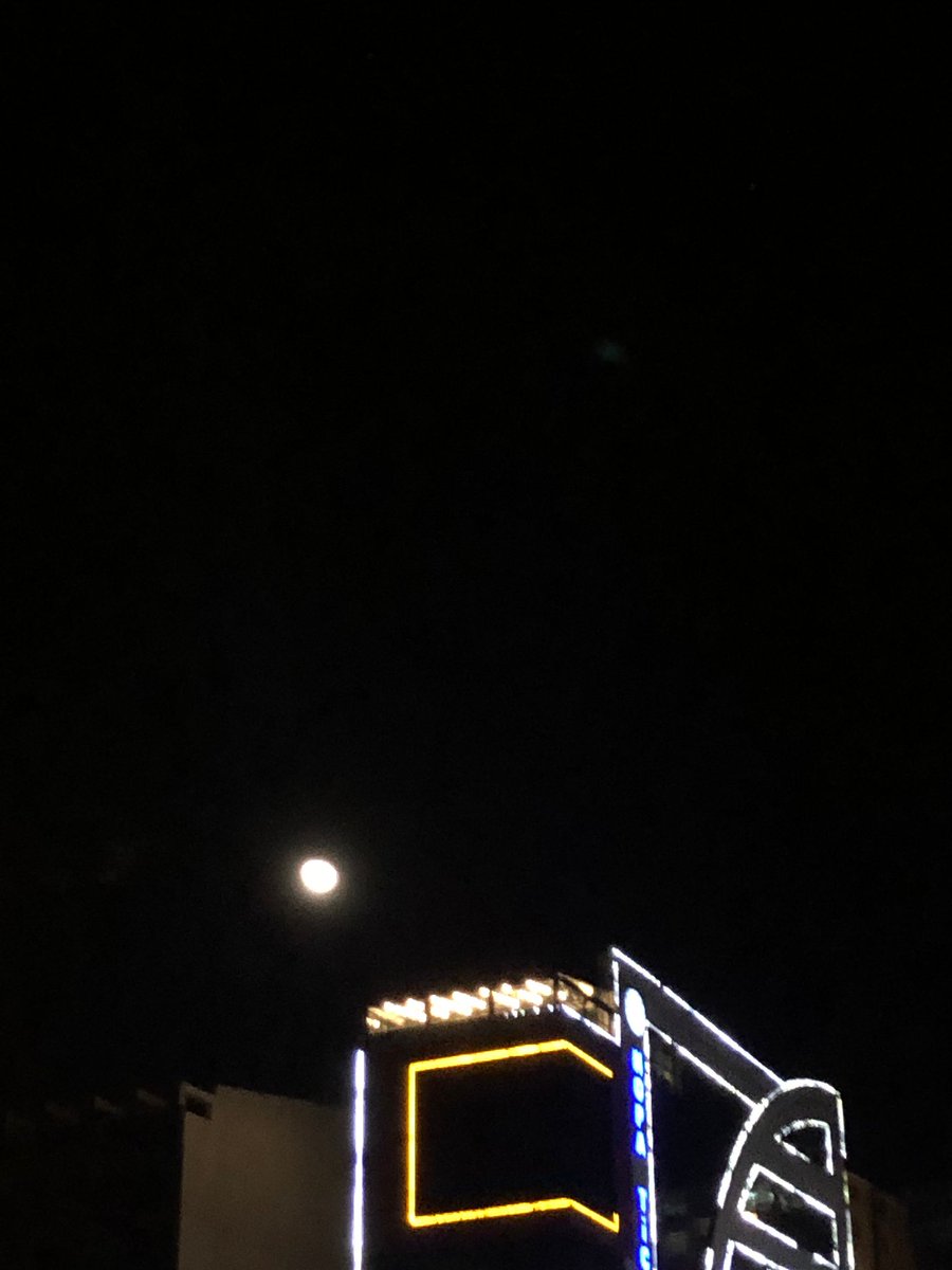 #Hopa Hava Durumu: Parçalı ve çok bulutlu, batısı yağmur ve kar yağışlı; Sıcaklık, mevsim normallerinin civarında seyredeceği tahmin ediliyor. Rüzgar; Sahil kesimlerde batılı yönlerden hafif, iç kesimlerde , ayışığı altında @YemenHopa 'dan esecek sıcak rüzgarları bekliyor.🖐️