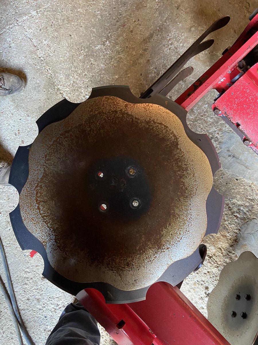 Vincent_r89's tweet photo. Après 9 campagnes, changement de disques de notre #ddi tout fraîchement ramenés de chez le constructeur #techmagri 🔧 https://t.co/bUjZTBjl7P