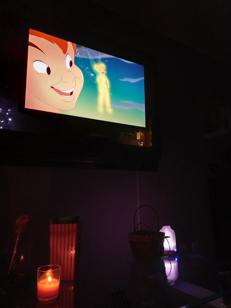 PattryPotter's tweet photo. Viernes de viajar hacia la segunda estrella a la derecha y todo recto hasta el amanecer ⭐💫 
#PeterPan #Disney #Viernes https://t.co/ZatfYAxWL2