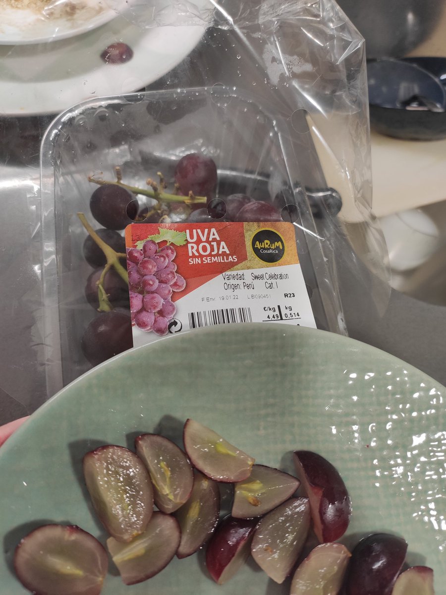 Gards1983's tweet photo. Hola @Mercadona . Vuestras uvas sin semillas van a tope de semillas. https://t.co/s8vaOUE7QS
