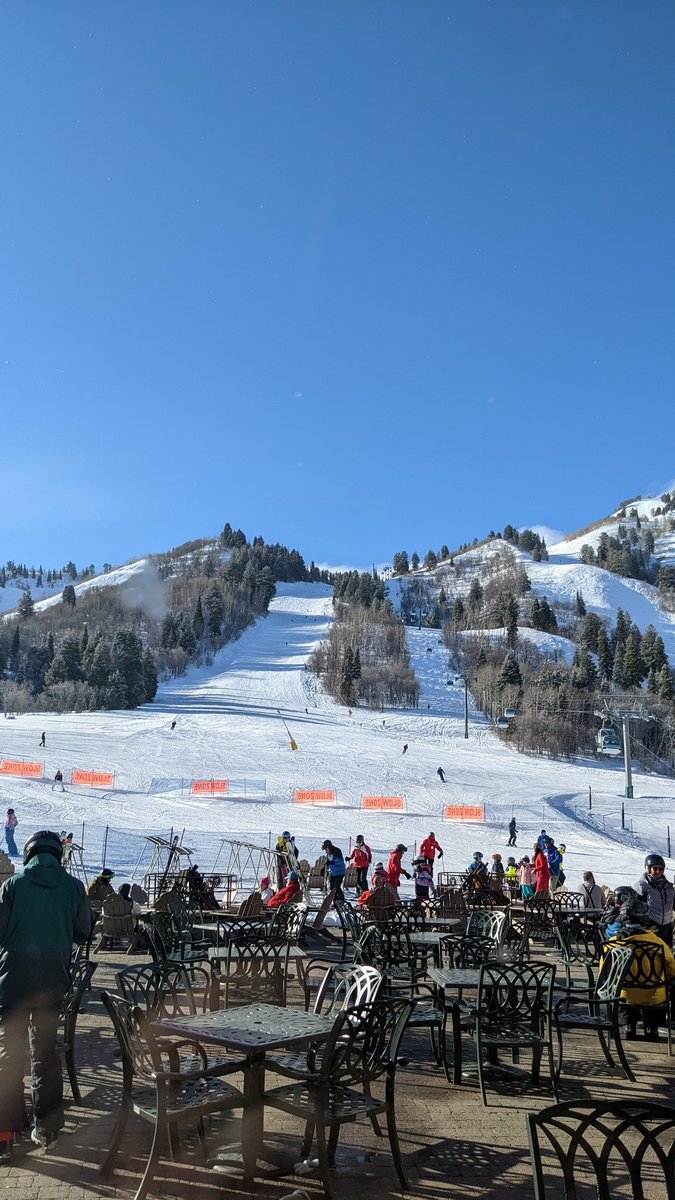 JrHollyweird's tweet photo. Hello from Utah!
#sbowboarding
#SaltLakeCity
#Sundance2022 https://t.co/5bBZKjNDYK