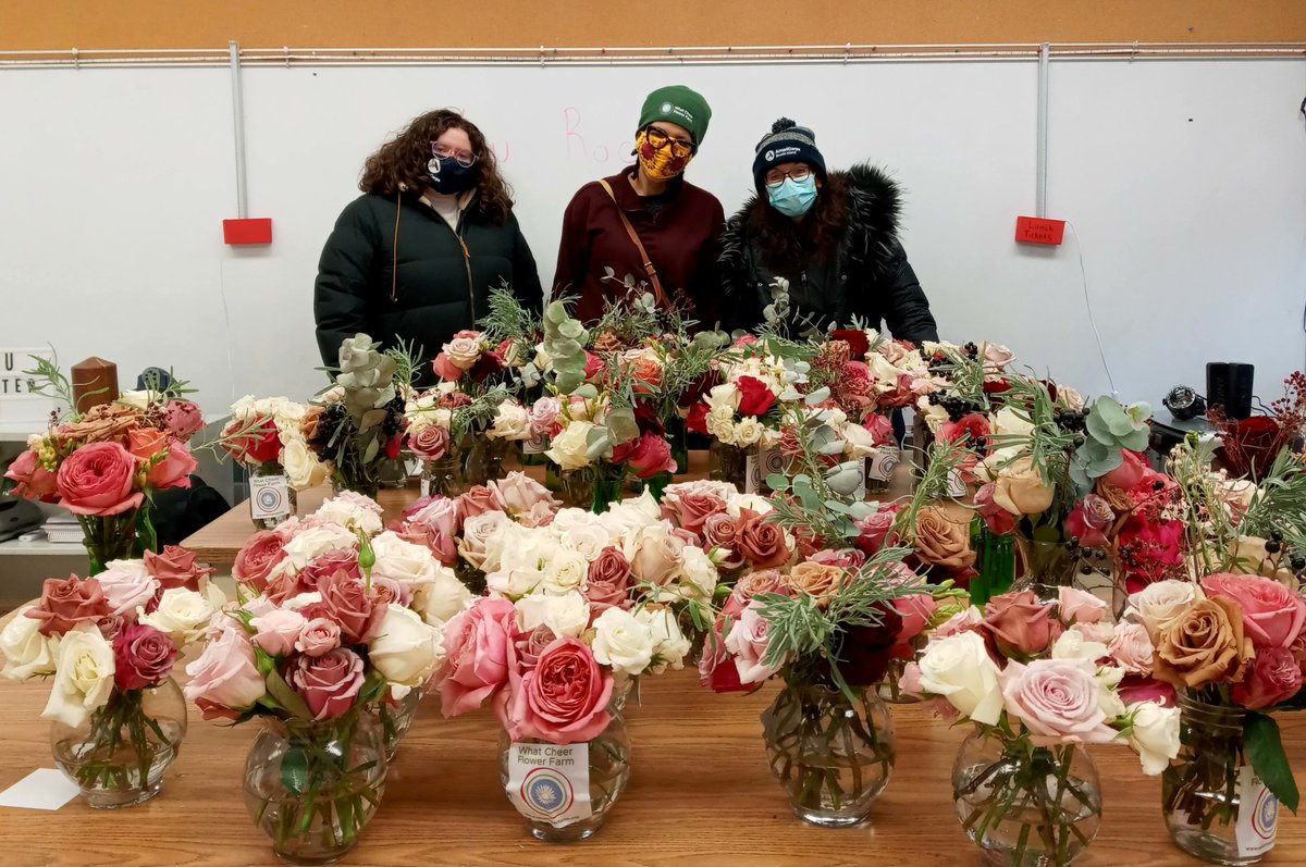FamilyServiceRI's tweet photo. 🌸 Thank you so much to @WhatCheerFarm who brought 50 bouquets of fresh flowers to faculty and staff of @MFogartyES yesterday, in partnership with our AIM program. So beautiful! #RhodeIsland #401Love #RI #RhodeIsland #Rhody #PVDschools #PVD  #AmeriCorpsRI #AmeriCorps #ServeRI https://t.co/3nZb0EbIaP