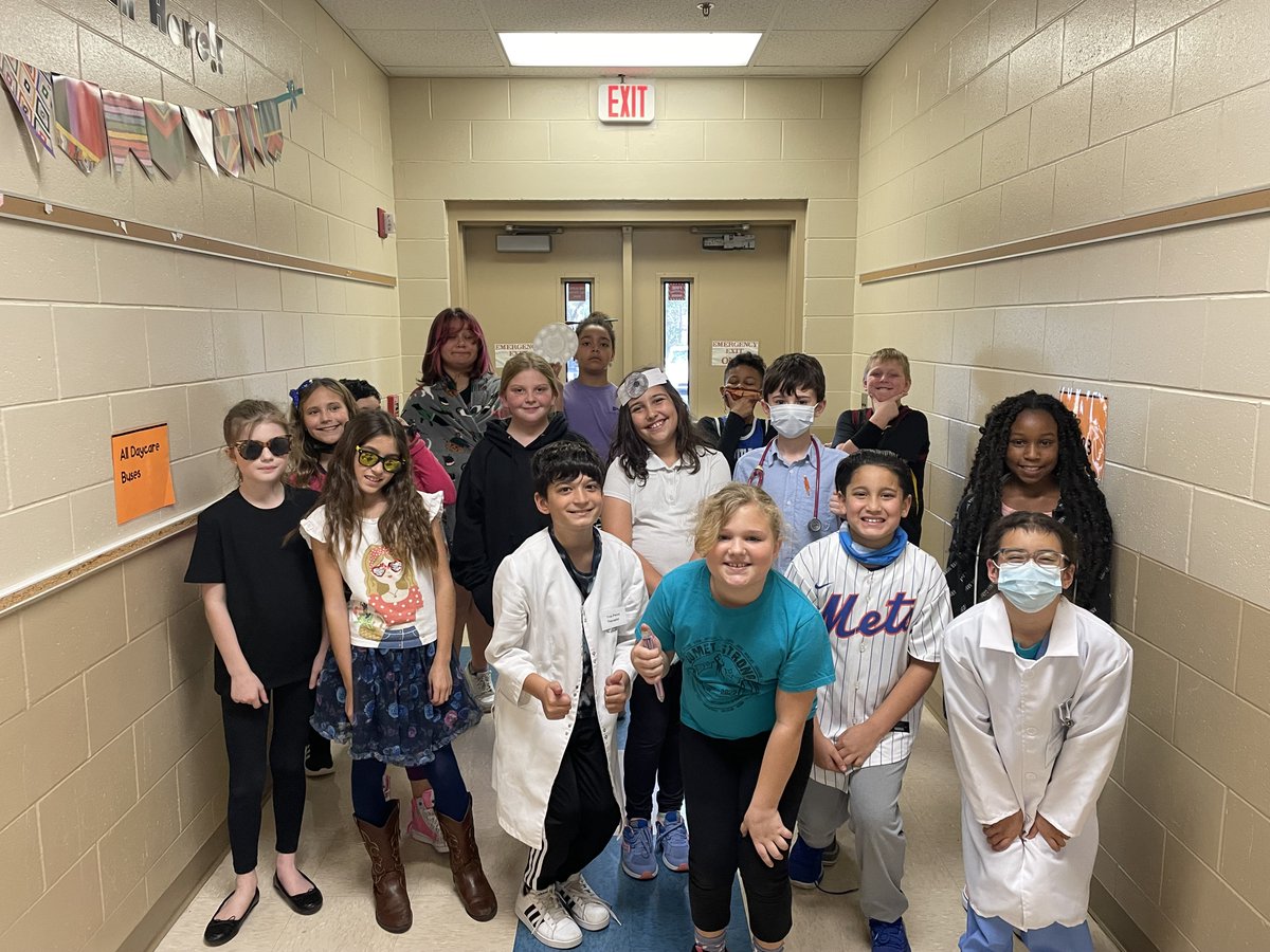 CarillonElem's tweet photo. Our future looks bright 🤩 #futureoccupationday #carillonstrong #carilloncomets https://t.co/KgeFOVatxZ