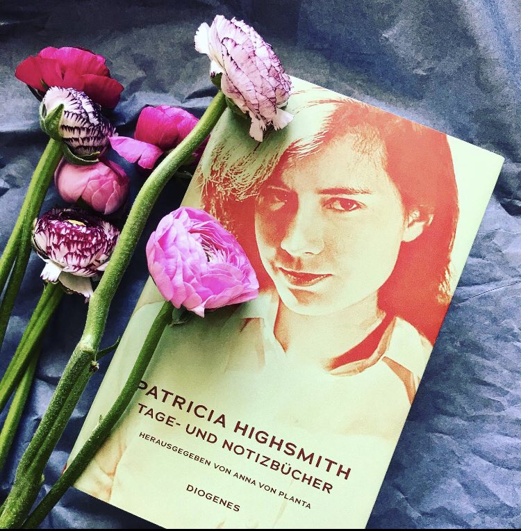 Schnee draußen, Frühling drinnen: Bei aller Liebe zur Fachliteratur und dem Verbuddeln in Material, freue ich mich auf ein Wochenende mit Highsmith. #diogenes #patriciahighsmith #highsmith