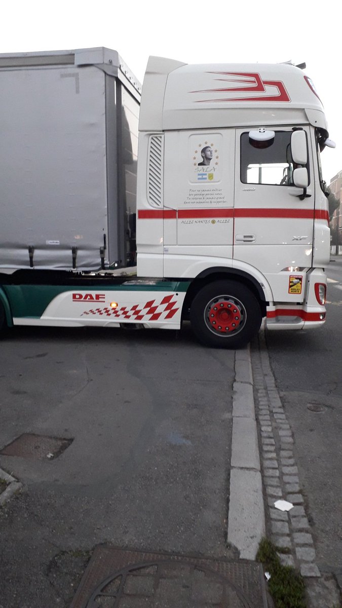 EminyEm's tweet photo. Le plus beau camion que jai vu..   c'était vers Orvault a 8h du matin a #Nantes j'ai pas pu résister de prendre une photo.. #emilianoSala 💛 https://t.co/3bJJt3jpjY